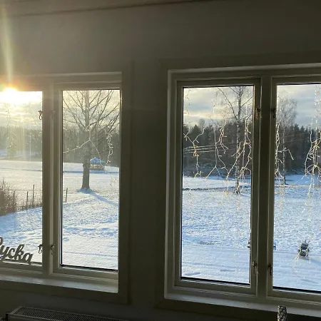 Sjoeutsikt, Roed Traestuga Med Traditionellt Yttre Skandinavisk, Modernt Inre Och Alla Bekvaemligheter, Sol Hela Dagen Pa Stora Altanen, Tryggt, Vinterbonat, Fiske, Bat Skinnskatteberg Exterior photo