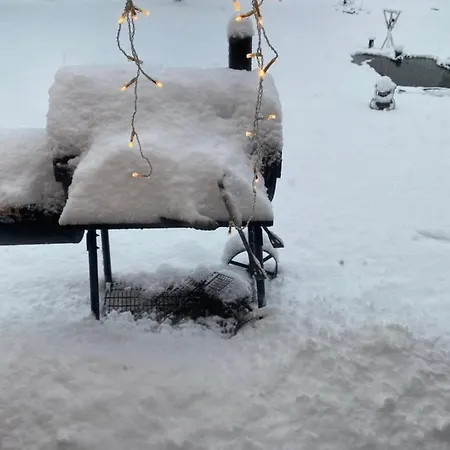 Sjoeutsikt, Roed Traestuga Med Traditionellt Yttre Skandinavisk, Modernt Inre Och Alla Bekvaemligheter, Sol Hela Dagen Pa Stora Altanen, Tryggt, Vinterbonat, Fiske, Bat Skinnskatteberg Exterior photo