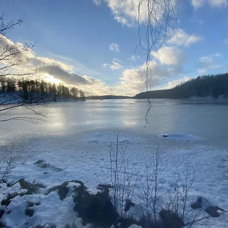 Sjoeutsikt, Roed Traestuga Med Traditionellt Yttre Skandinavisk, Modernt Inre Och Alla Bekvaemligheter, Sol Hela Dagen Pa Stora Altanen, Tryggt, Vinterbonat, Fiske, Bat Skinnskatteberg Exterior photo