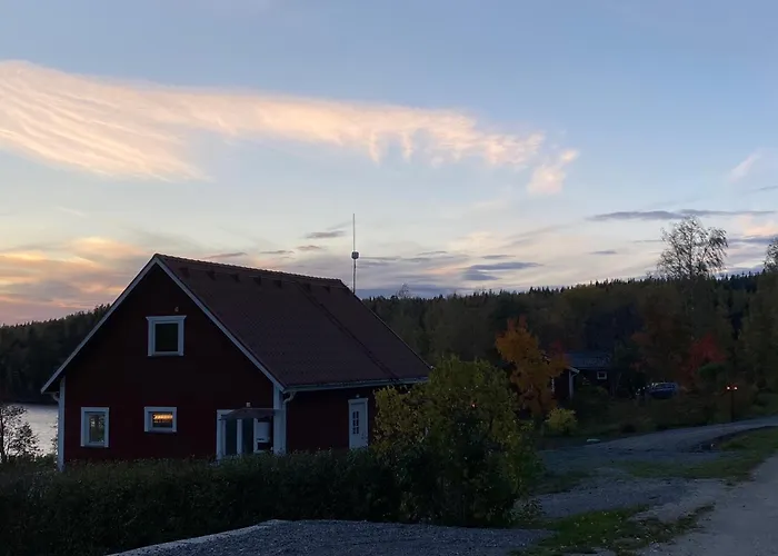 Sjoeutsikt, Roed Traestuga Med Traditionellt Yttre Skandinavisk, Modernt Inre Och Alla Bekvaemligheter, Sol Hela Dagen Pa Stora Altanen, Tryggt, Vinterbonat, Fiske, Bat