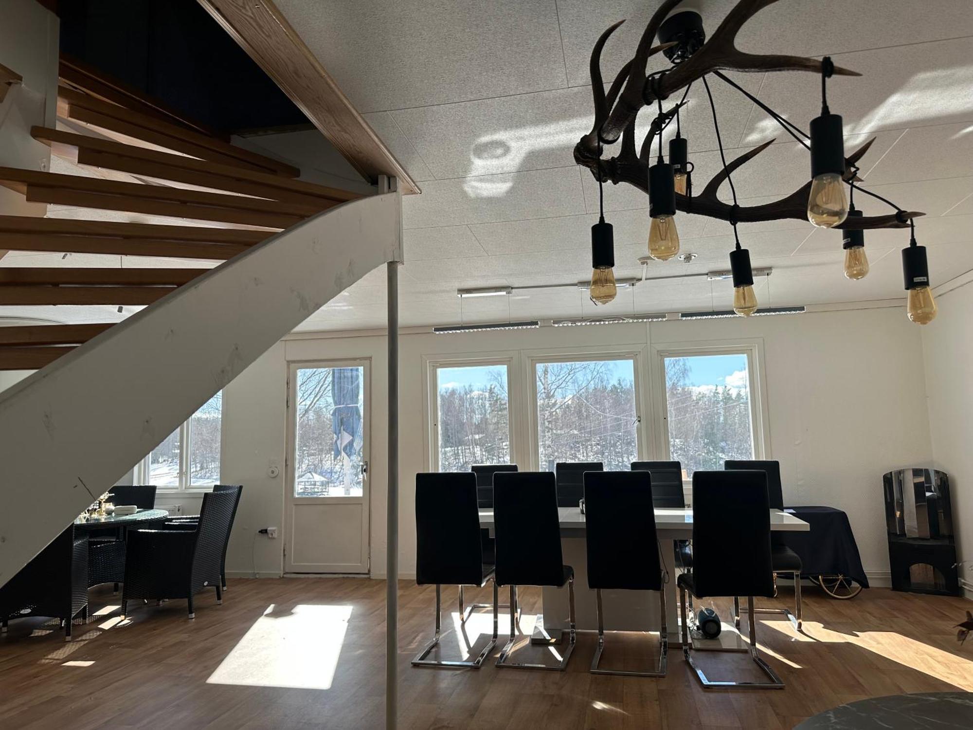 Sjoeutsikt, Roed Traestuga Med Traditionellt Yttre Skandinavisk, Modernt Inre Och Bekvaemligheter, Sol Hela Dagen Pa Stora Altanen, Tryggt, Vinterbonat, Fiske, Bat Skinnskatteberg