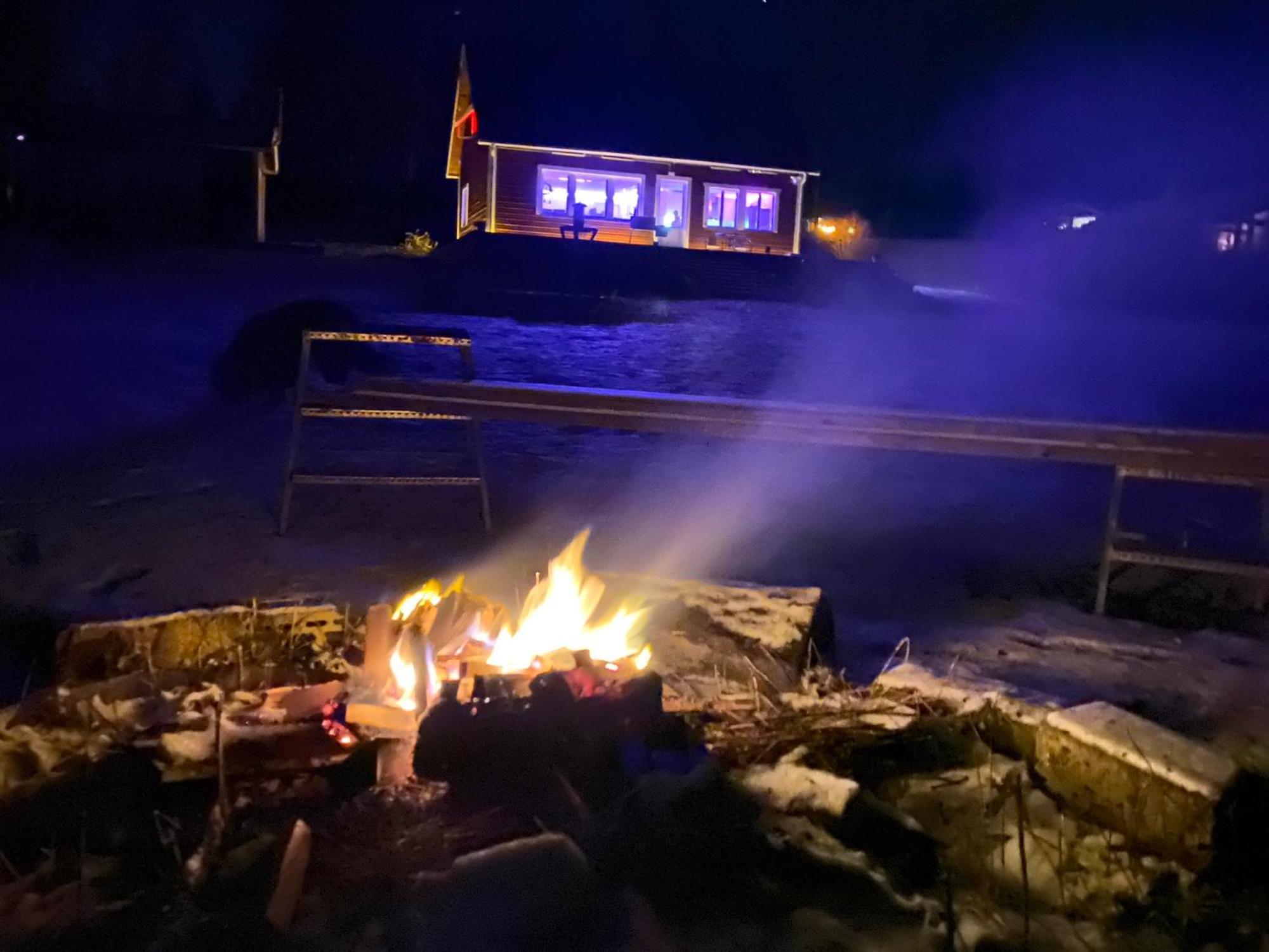 Casa vacanze Sjoeutsikt, Roed Traestuga Med Traditionellt Yttre Skandinavisk, Modernt Inre Och Bekvaemligheter, Sol Hela Dagen Pa Stora Altanen, Tryggt, Vinterbonat, Fiske, Bat Skinnskatteberg