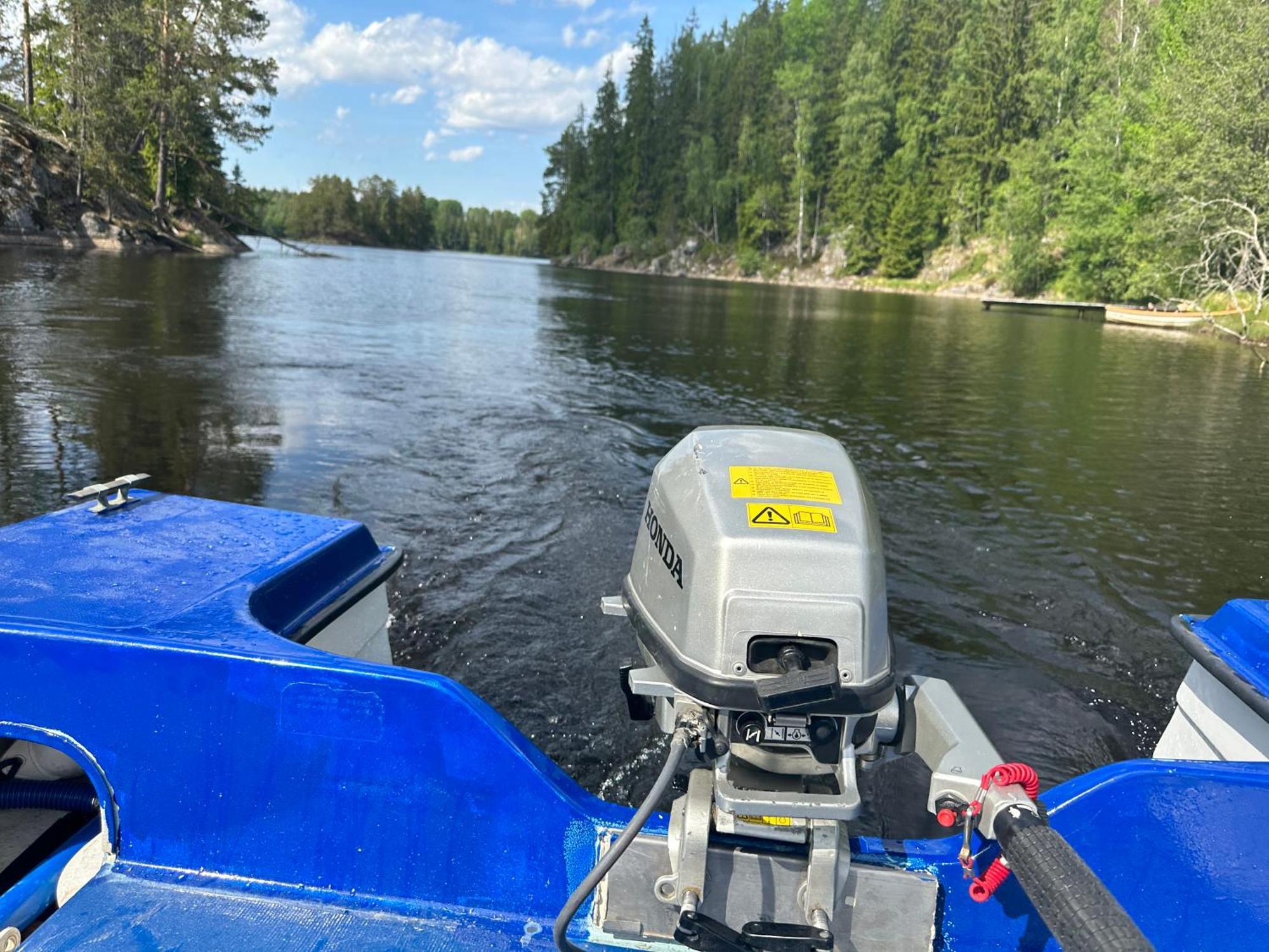 Sjoeutsikt, Roed Traestuga Med Traditionellt Yttre Skandinavisk, Modernt Inre Och Bekvaemligheter, Sol Hela Dagen Pa Stora Altanen, Tryggt, Vinterbonat, Fiske, Bat