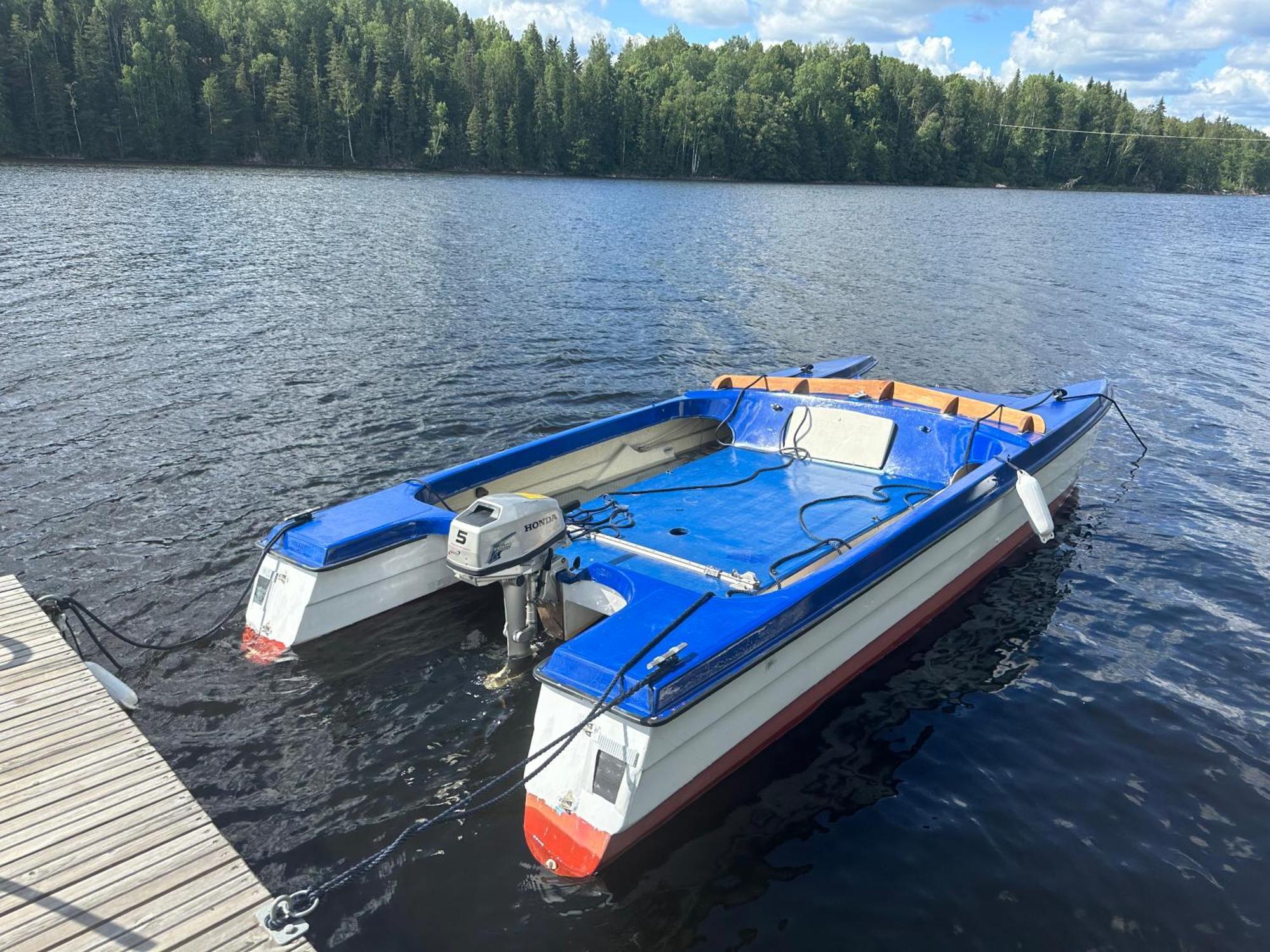 Sjoeutsikt, Roed Traestuga Med Traditionellt Yttre Skandinavisk, Modernt Inre Och Bekvaemligheter, Sol Hela Dagen Pa Stora Altanen, Tryggt, Vinterbonat, Fiske, Bat
