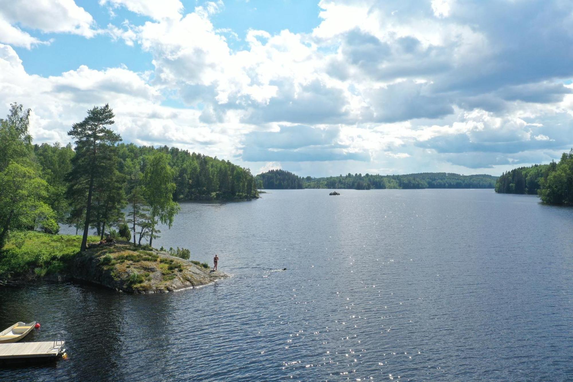Sjoeutsikt, Roed Traestuga Med Traditionellt Yttre Skandinavisk, Modernt Inre Och Bekvaemligheter, Sol Hela Dagen Pa Stora Altanen, Tryggt, Vinterbonat, Fiske, Bat * Skinnskatteberg