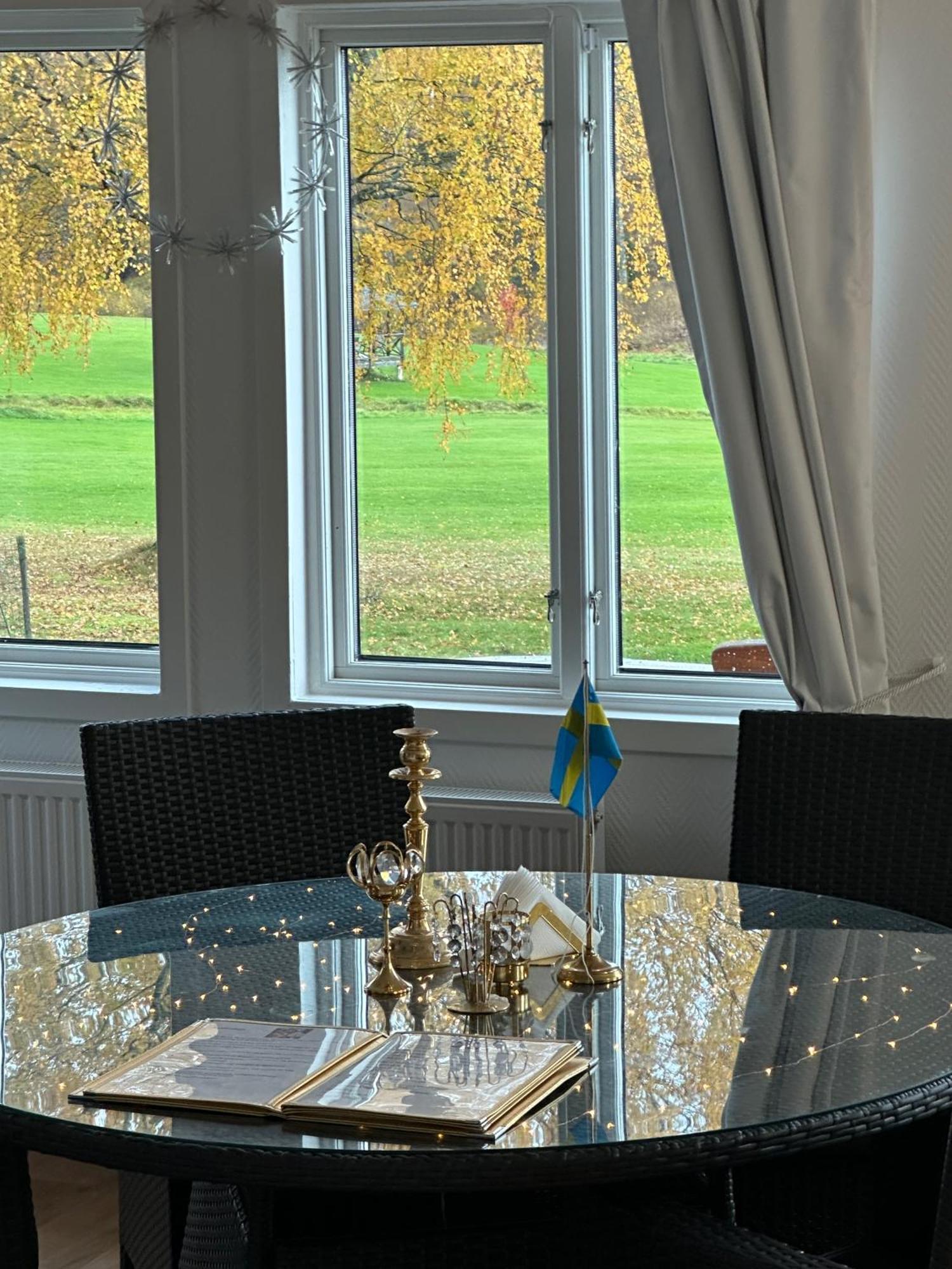 Sjoeutsikt, Roed Traestuga Med Traditionellt Yttre Skandinavisk, Modernt Inre Och Bekvaemligheter, Sol Hela Dagen Pa Stora Altanen, Tryggt, Vinterbonat, Fiske, Bat Skinnskatteberg