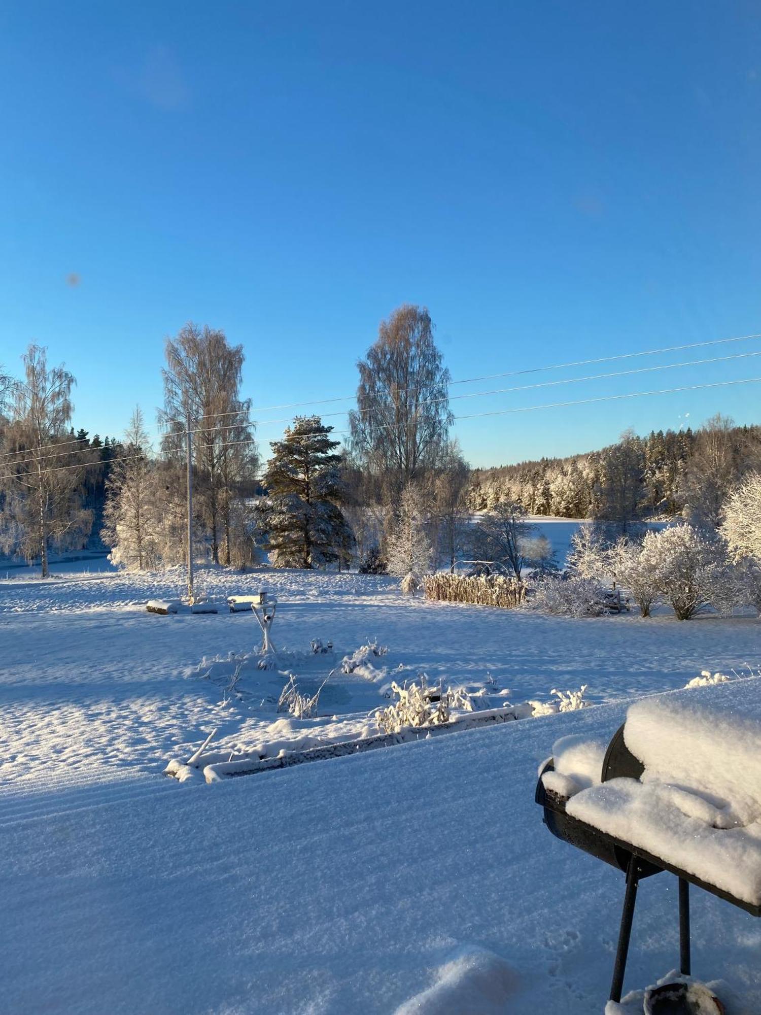 Sjoeutsikt, Roed Traestuga Med Traditionellt Yttre Skandinavisk, Modernt Inre Och Bekvaemligheter, Sol Hela Dagen Pa Stora Altanen, Tryggt, Vinterbonat, Fiske, Bat Casa vacanze