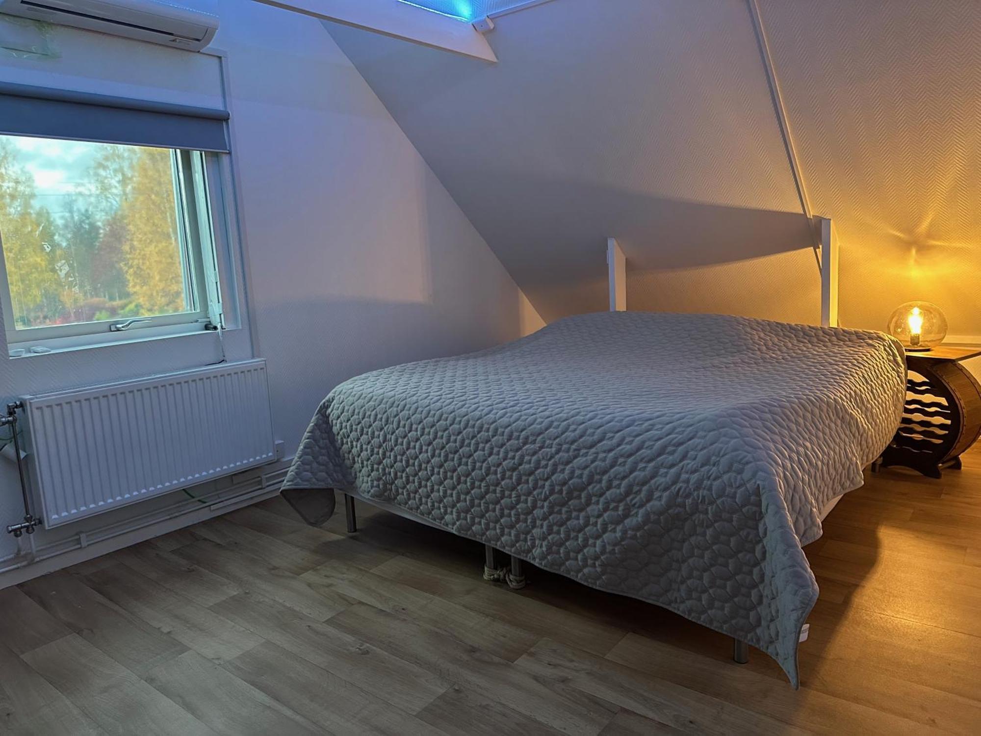 Sjoeutsikt, Roed Traestuga Med Traditionellt Yttre Skandinavisk, Modernt Inre Och Bekvaemligheter, Sol Hela Dagen Pa Stora Altanen, Tryggt, Vinterbonat, Fiske, Bat * Skinnskatteberg