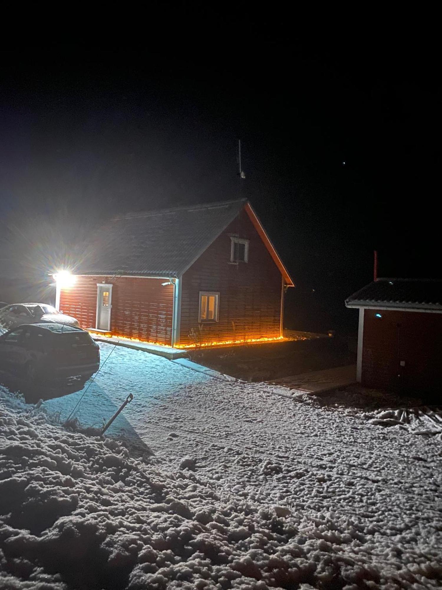 Sjoeutsikt, Roed Traestuga Med Traditionellt Yttre Skandinavisk, Modernt Inre Och Bekvaemligheter, Sol Hela Dagen Pa Stora Altanen, Tryggt, Vinterbonat, Fiske, Bat Skinnskatteberg