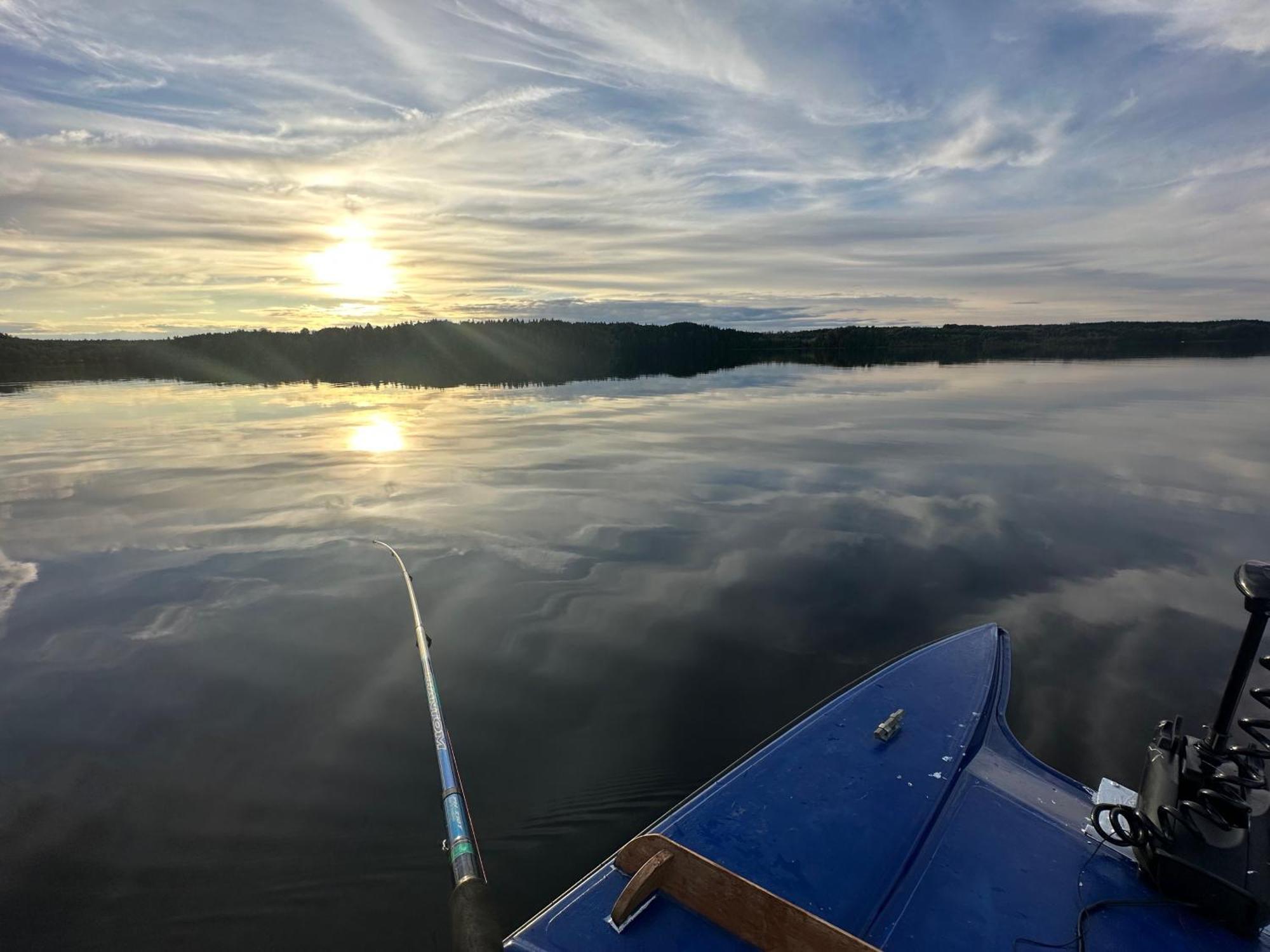 Sjoeutsikt, Roed Traestuga Med Traditionellt Yttre Skandinavisk, Modernt Inre Och Bekvaemligheter, Sol Hela Dagen Pa Stora Altanen, Tryggt, Vinterbonat, Fiske, Bat Skinnskatteberg