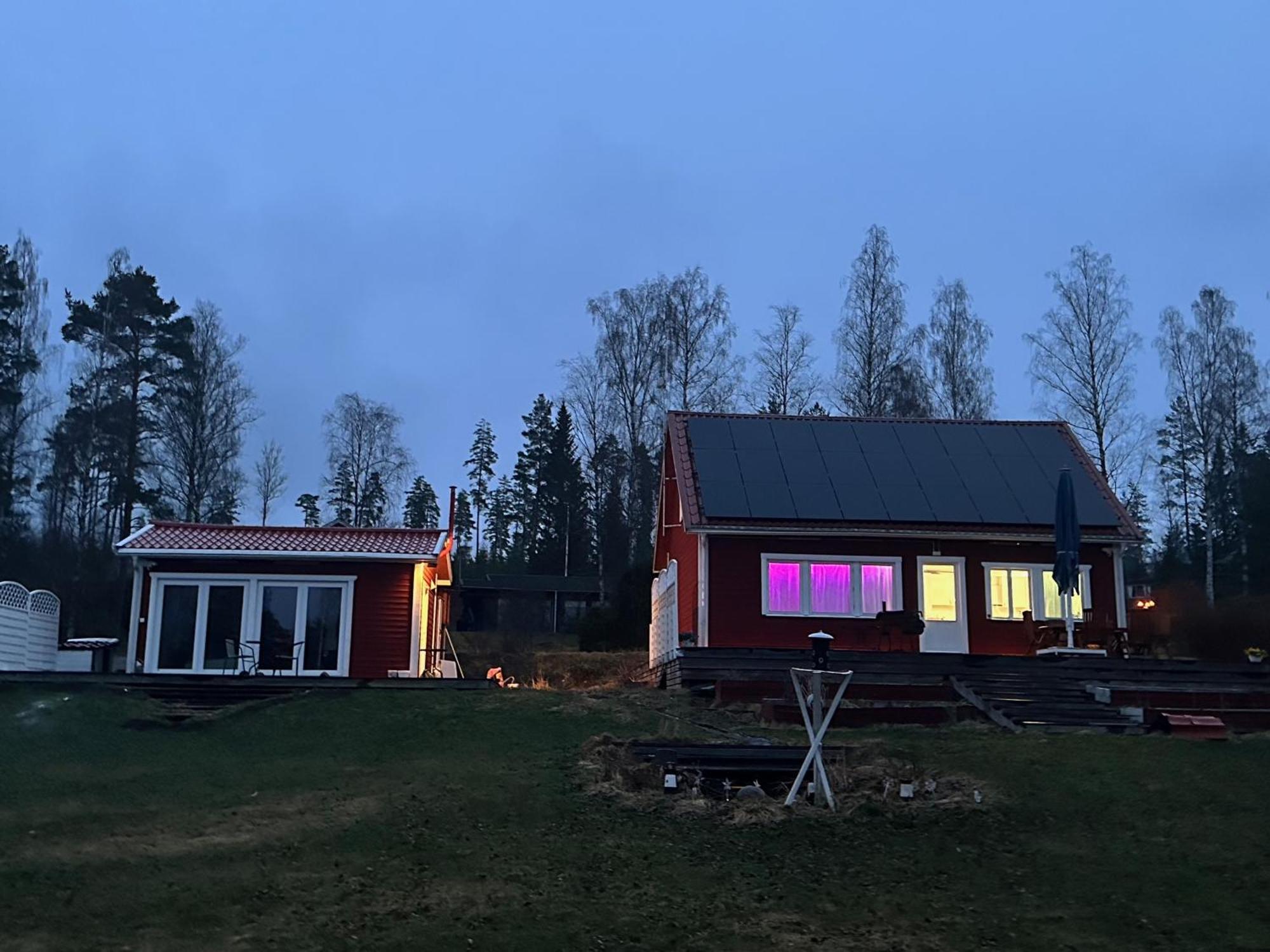 Sjoeutsikt, Roed Traestuga Med Traditionellt Yttre Skandinavisk, Modernt Inre Och Bekvaemligheter, Sol Hela Dagen Pa Stora Altanen, Tryggt, Vinterbonat, Fiske, Bat Casa vacanze